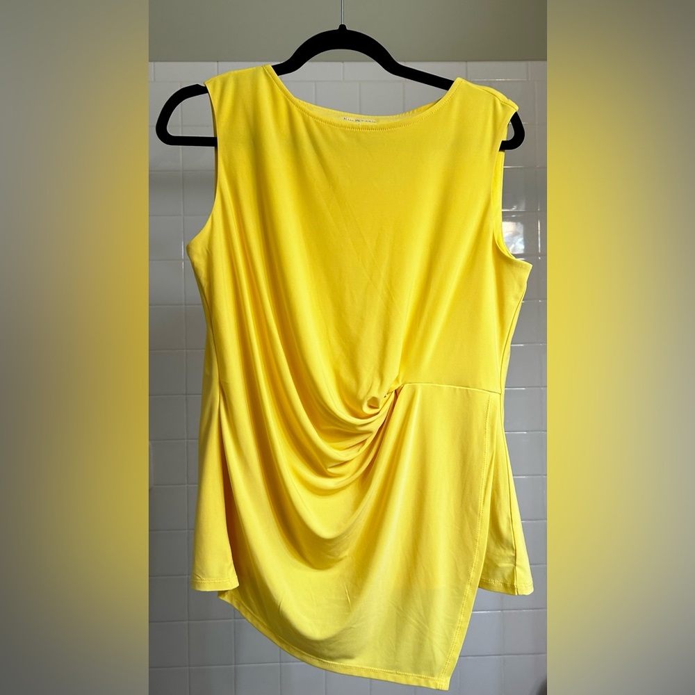Beautiful light yellow sleeveless blouse.